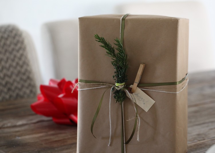 weihnachtsgeschenke-verpacken-ideen-kraftpapier-zettel-mini-holz-waescheklammer