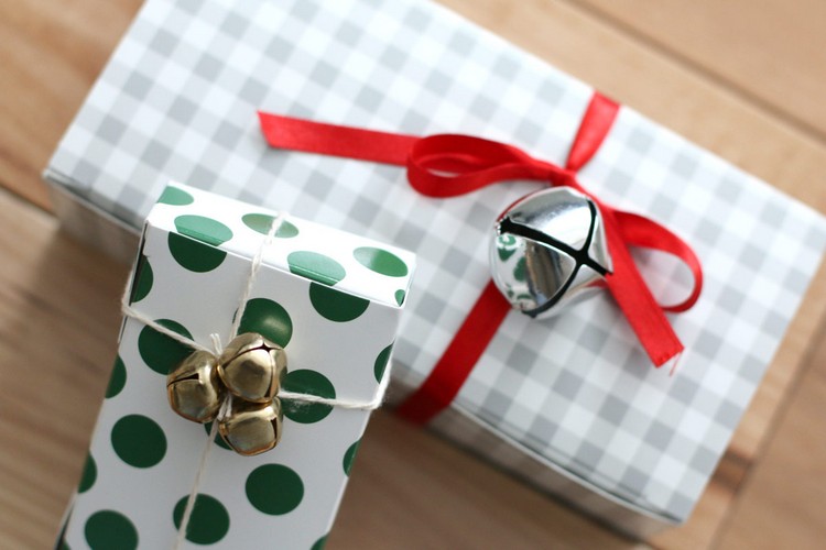 weihnachtsgeschenke-verpacken-ideen-weihnachtsglocken-binden