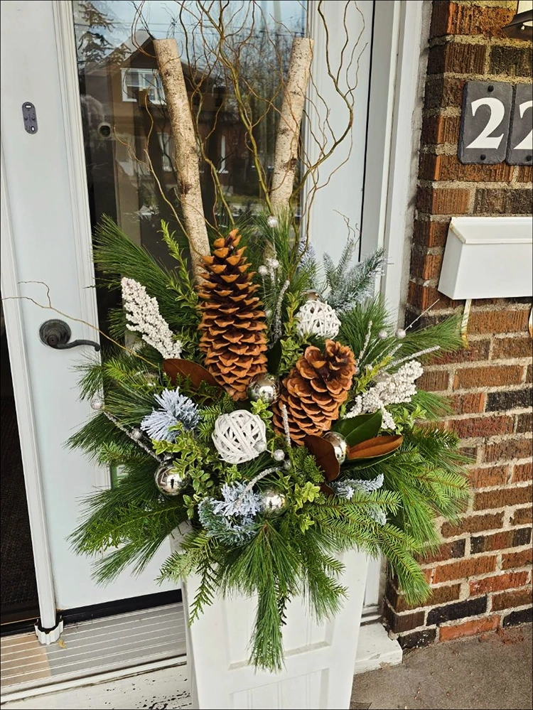 weihnachtsgesteck mit engelshaar und schimmernden akzenten