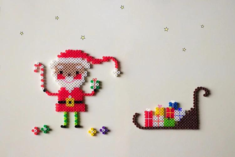 weihnachtsmann mit schlitten aus bügelperlen