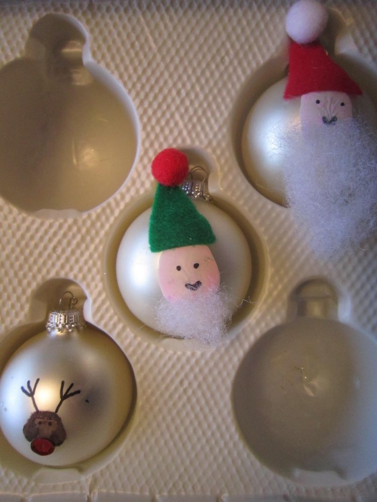 winterdeko basteln kindern christbaumkugeln kleben weihnachtsmann rentier fingerabdruck