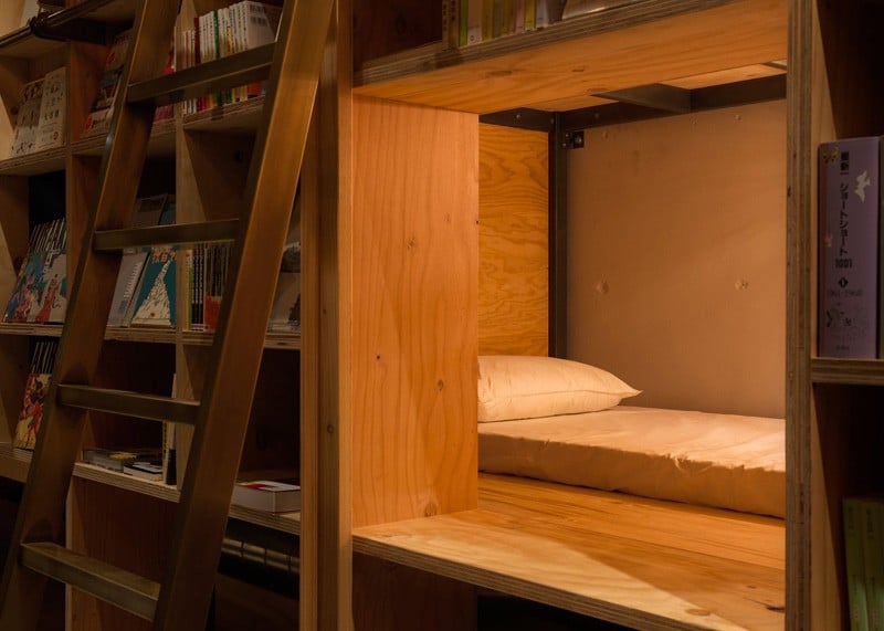 Wohnen auf Zeit -hostel-tokyo-bett-schlafplatz-leiter-bibliothek-buecher-regale