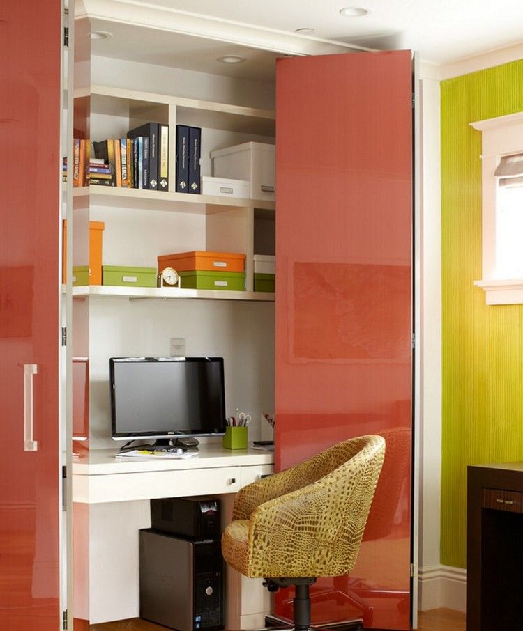 arbeitsbereich-pc-wohnzimmer-verstecken-klapptueren-rote-hochglanz-fronten