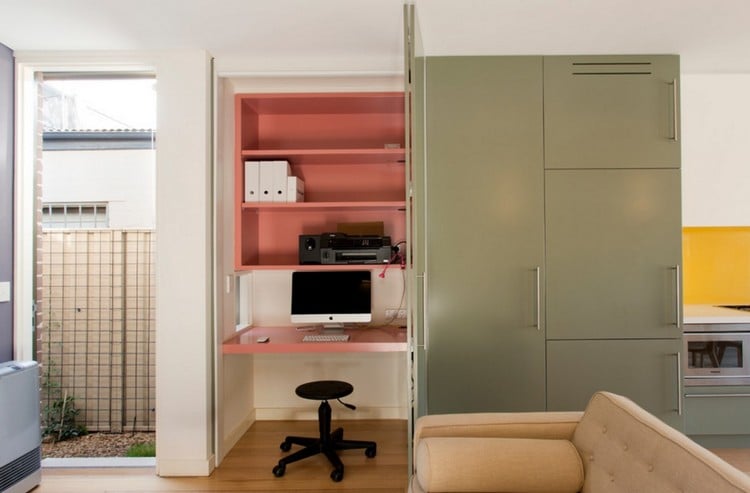 arbeitsbereich-pc-wohnzimmer-verstecken-rosa-lackierte-regale-klapptueren