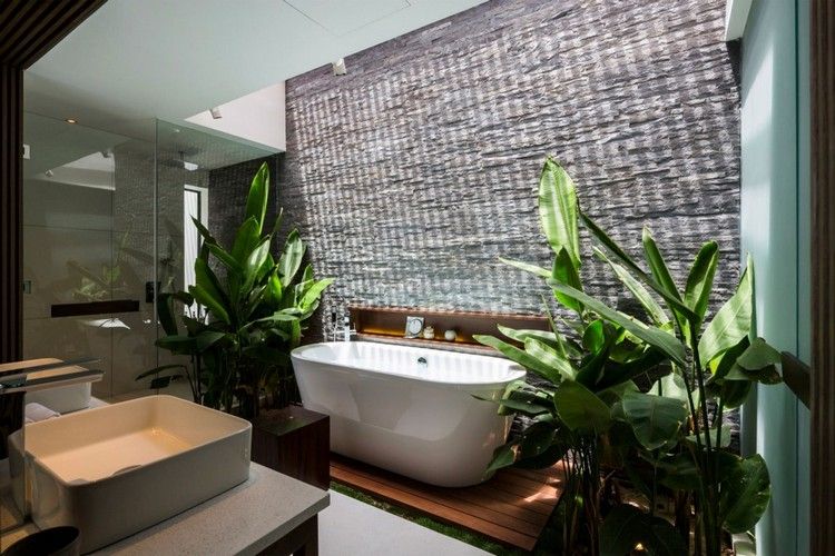 badezimmer-steinwand-holzboden-pflanzen-badewanne