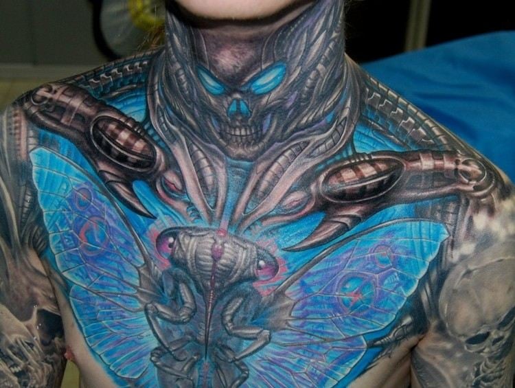 biomechanik-tattoo-brust-schmetterling-schaedel-blaue-tinte