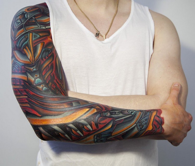 biomechanik tattoo ganzer arm farbig mann