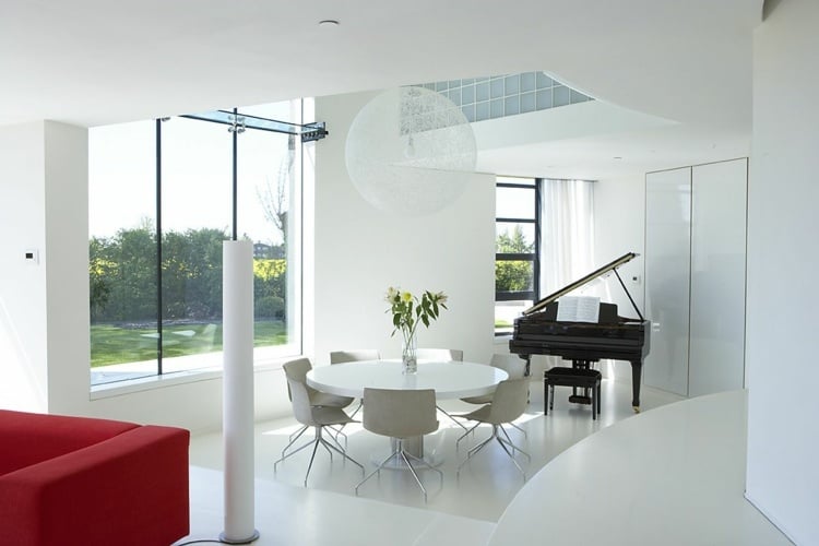 einrichtung moderne esszimmer rund esstisch beige stuehle klavier weiss interieur