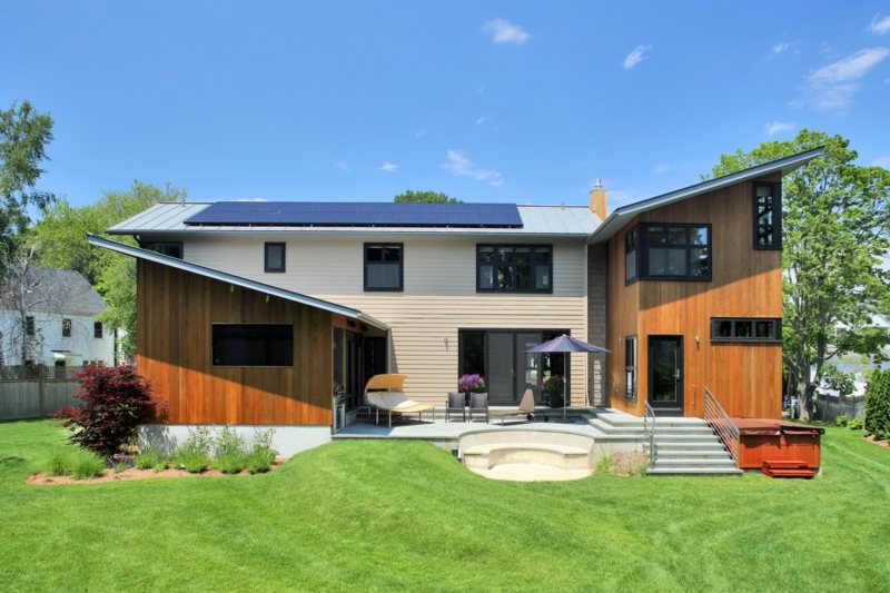energie sparen modern-architektur-haus-solarpaneele-garten
