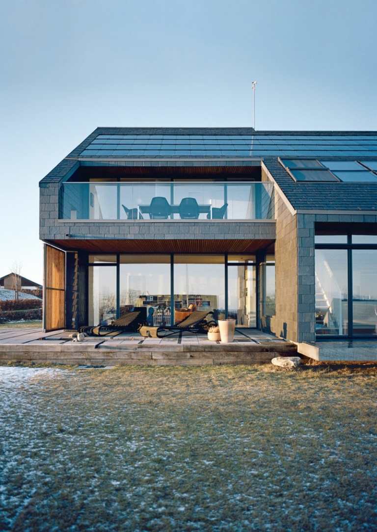 energie-sparen-passivhaus-dach-solarpaneele-terrasse