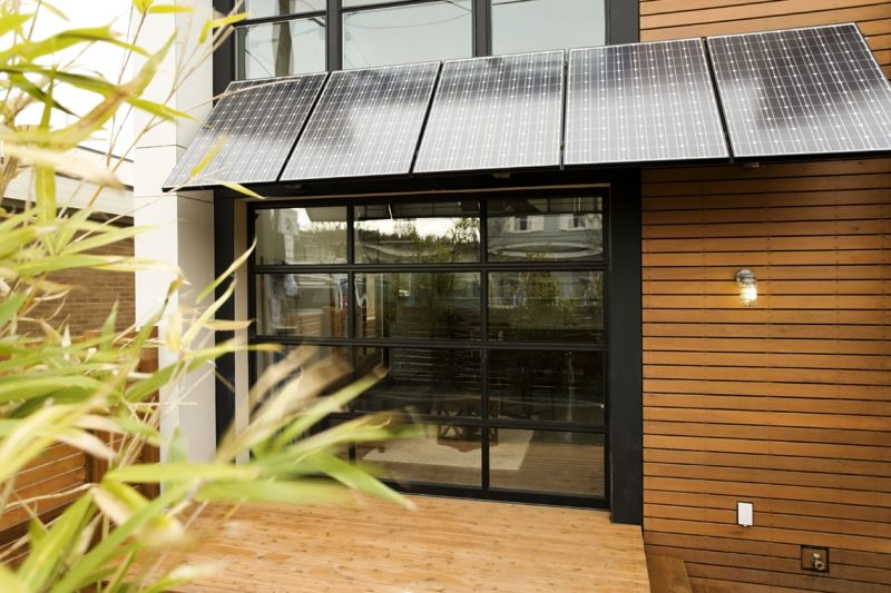 energie-sparen-ueberdachung-solarpaneele-idee-terrasse-praktisch