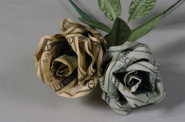 Aus Geldschein Blume falten -geldschie-falten-blume-rosen-kreativ-papier-blaetter-kuenstlich