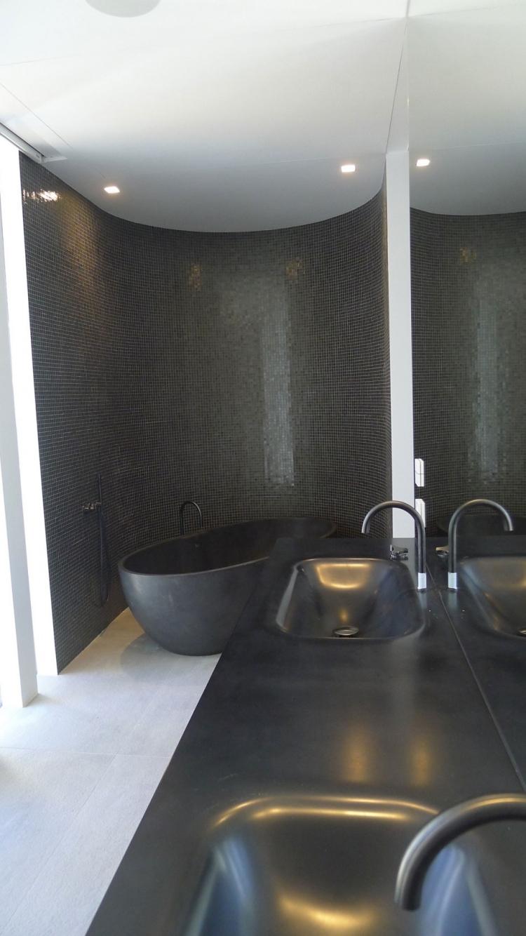 glas-gestaltung-moderne-villa-badezimmer-schwarz-weiss-freistehende-badewanne-doppelter-waschtisch
