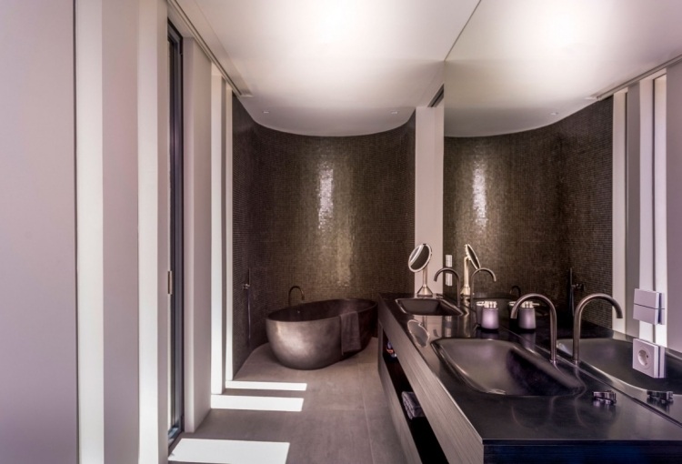 glas-gestaltung-moderne-villa-luxus-badezimmer-freistehende-badewanne-schwarz