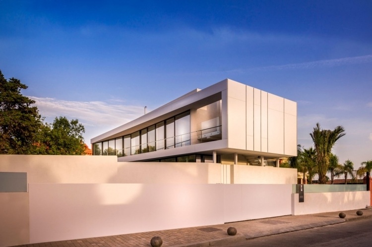 Glas als Gestaltungselement -moderne-villa-strandhaus-fassade-architektur-palmen