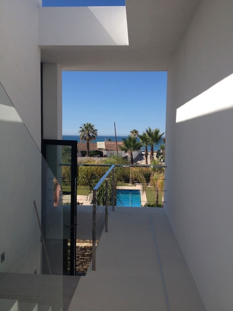 glas-gestaltung-moderne-villa-treppe-terrasse-architektur-strandhaus