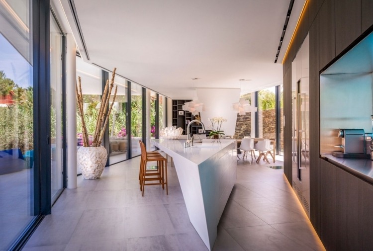 glas-glaswand-moderne-villa-luxus-hell-weiss-panoramafenster-offene-kueche