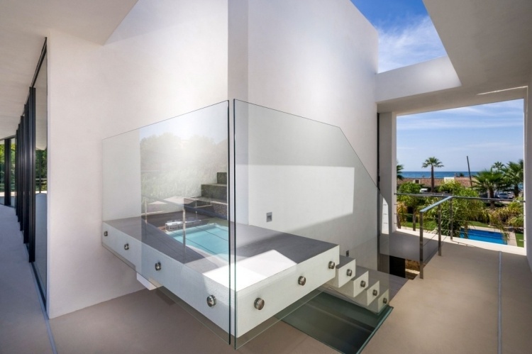 glas-glaswand-panoramafenster-dachfenster-moderne-villa-treppe-glasgelaender