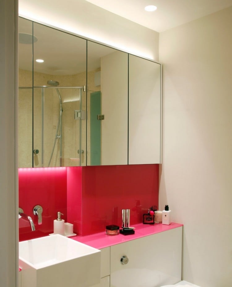 glas-statt-fliesen-bad-klein-pink-spritzschutz-spiegelschrank-led-leiste