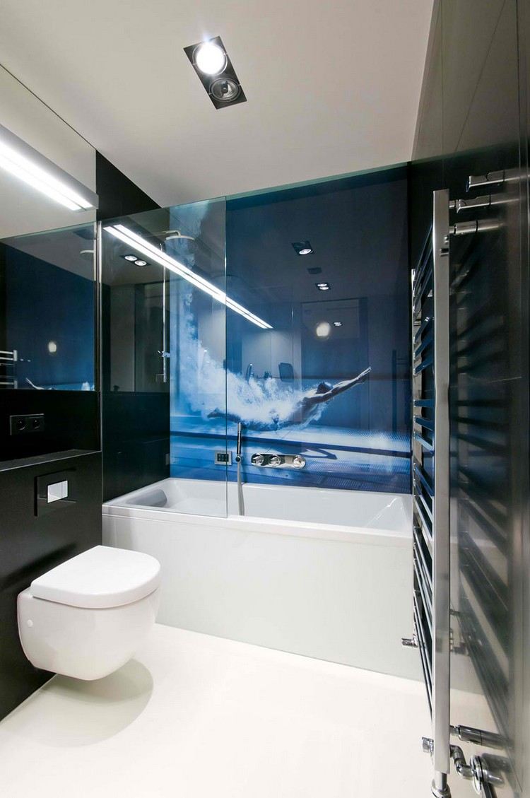 glas-statt-fliesen-bad-wandpaneele-taucher-fotomotiv-badewanne