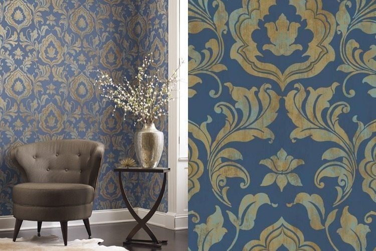 goldene-tapete-modern-barock-muster-blau-sessel-polster-grau
