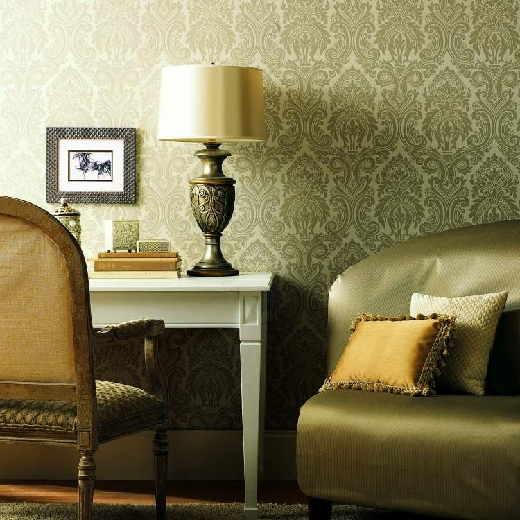 goldene-tapete-modern-elegant-barock-muster-ornamente-couch-polster-schreibtisch