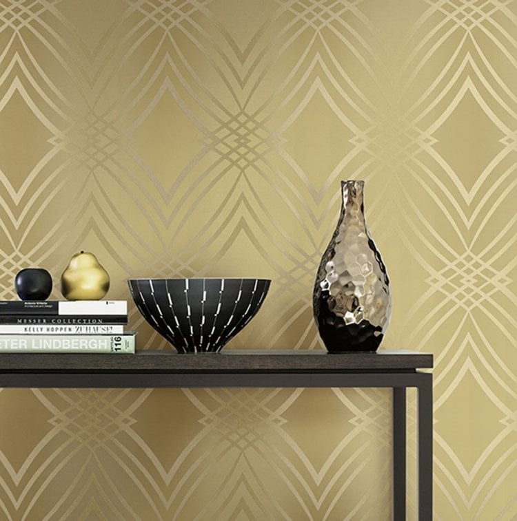 goldene-tapete-modern-elegant-sideboard-holy-vase-deko