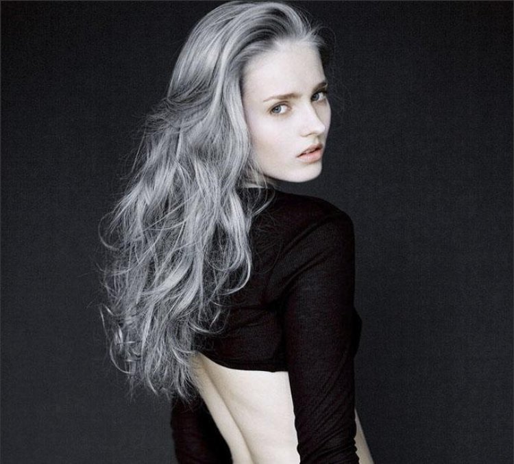 Haare grau färben - Erster Schritt: Blondieren.