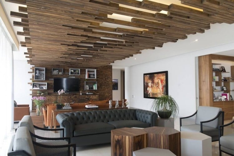 Holzverkleidung innen -modern-wohnzimmer-grau-braun-deckenverkleidung-indirekte-beleuchtung