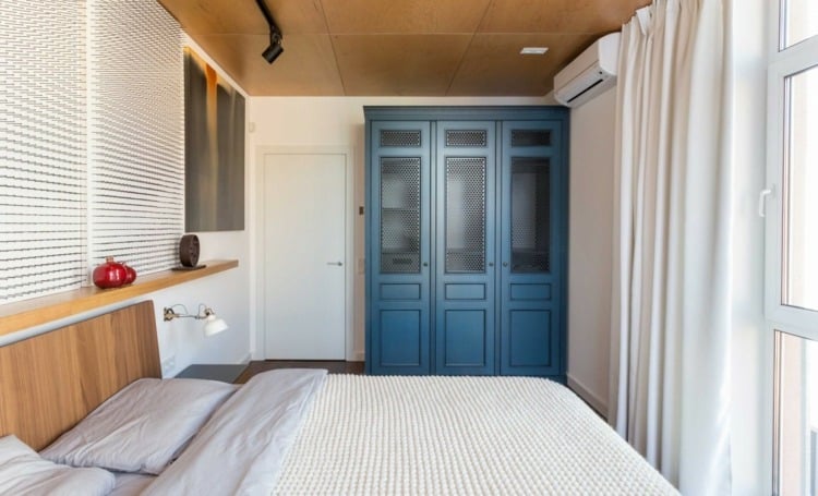 idee weinregal design kleiderschrank schlafzimmer blau vintage akzent