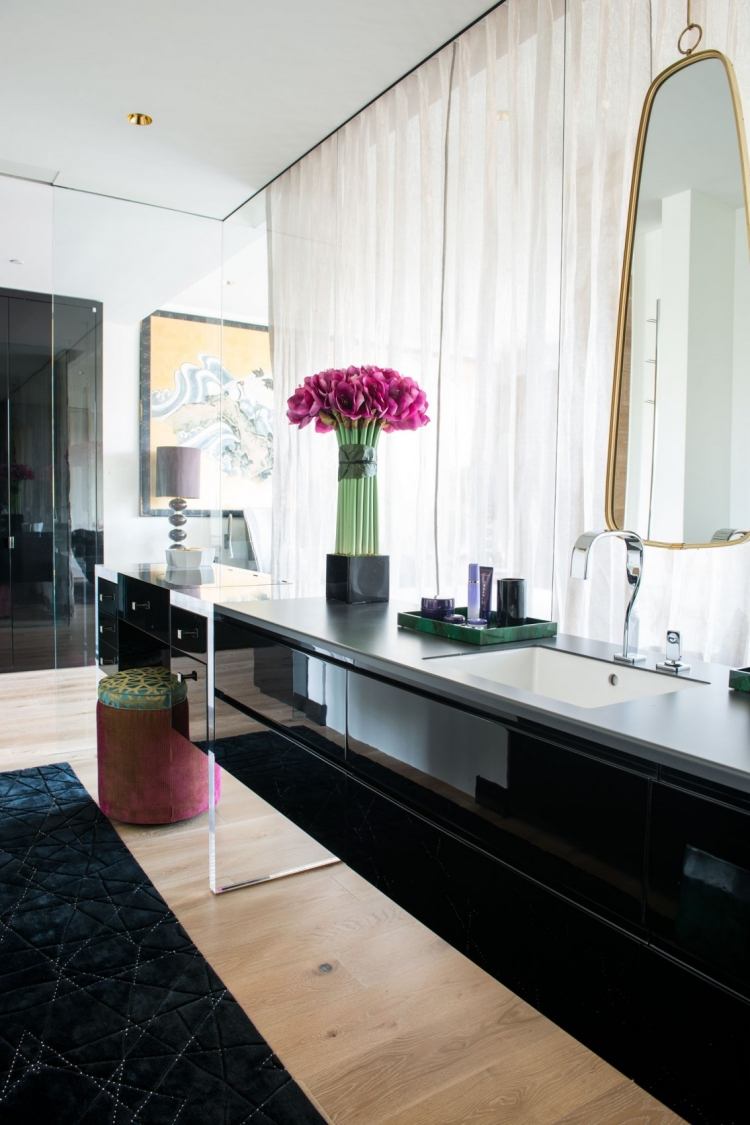 industrial-chic-luxus-loft-badezimmer-schwarz-hochglanz-elegant-waschtisch-holzboden