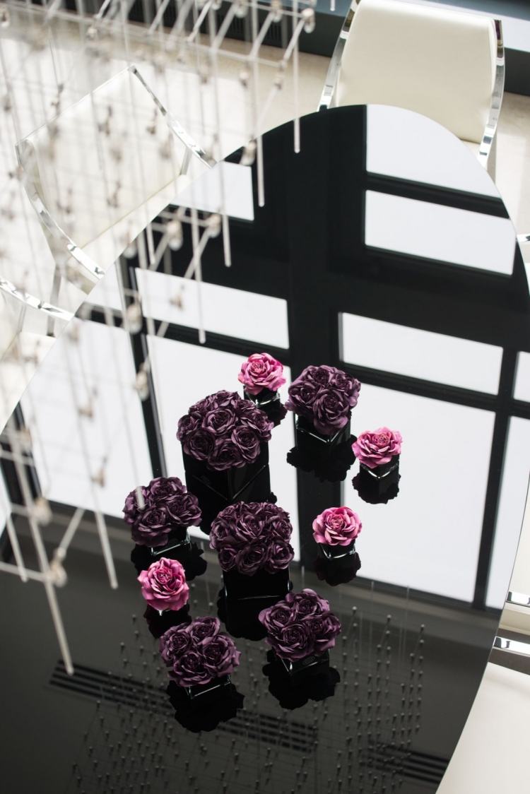 industrial-chic-luxus-loft-einrichtung-tisch-oval-schwarz-hochglanz-rosen-lila