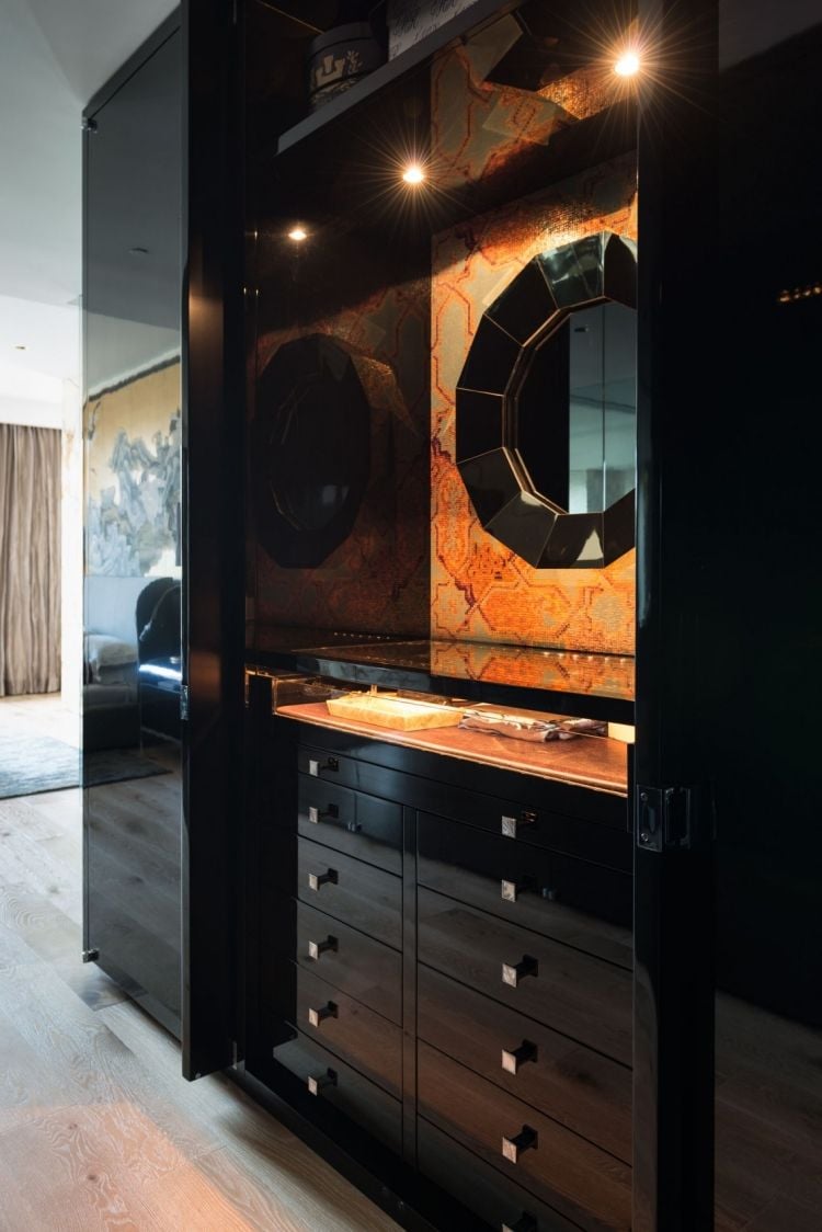 industrial-chic-luxus-loft-wohnung-badezimmer-waschtisch-schwarz-hochglanz-mosaik