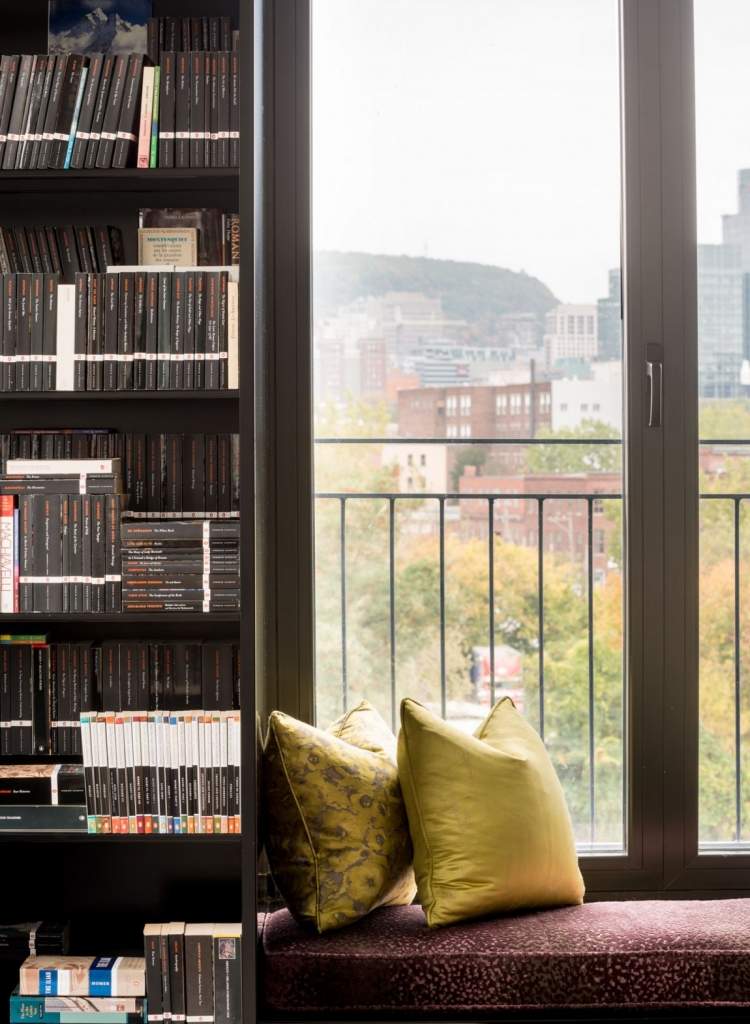 Industrial Chic -luxus-loft-wohnung-einrichtung-design-fensterbank-bibliothekenwand