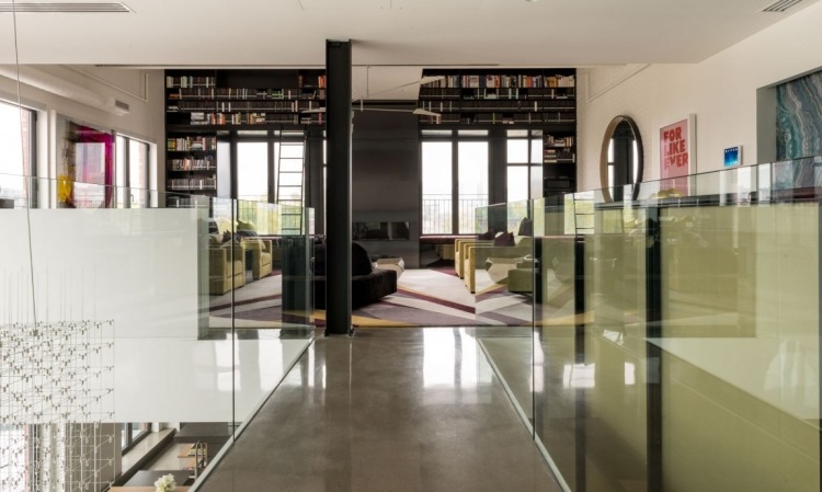 industrial-chic-luxus-loft-wohnung-reflektiernde-oberflaeche-glas-hochglanz