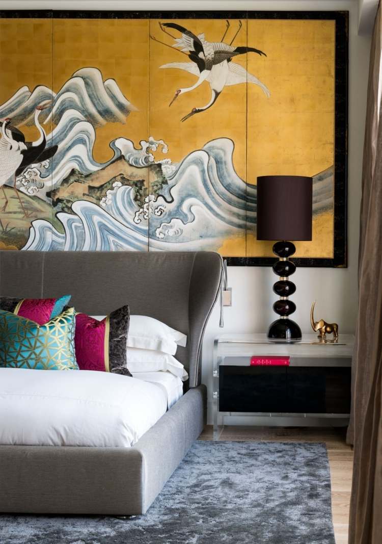 industrial-chic-luxus-loft-wohnung-schlafzimmer-wandgestaltung-japanische-kunst-polster-samt