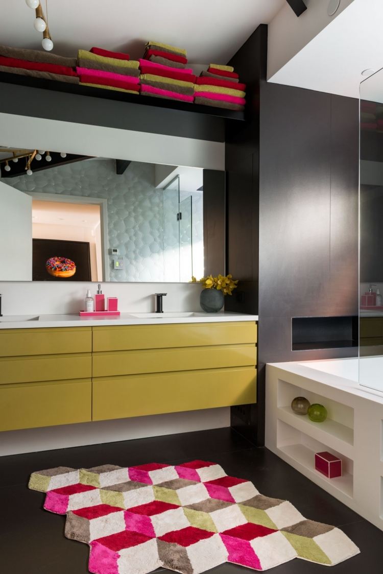industrial-chic-luxus-loft-wohnung-waschkonsole-gelb-badezimmer-schwarz-weiss-farbakzente