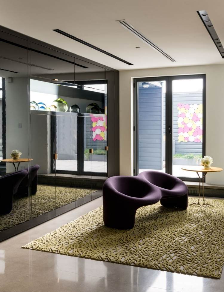 industrial-chic-luxus-loft-wohnung-wohnraum-sessel-modernes-design-aubergine