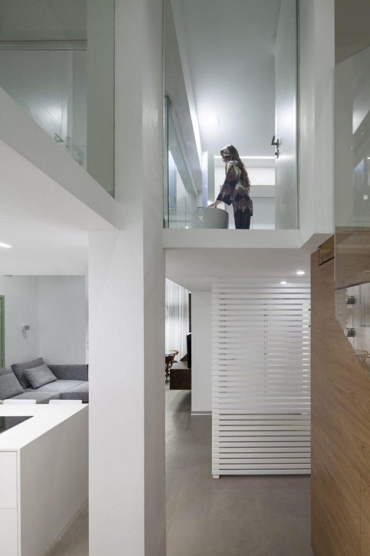 innere-treppe-glas-bad-weiss-minimalistisches-design-loft-wohnung