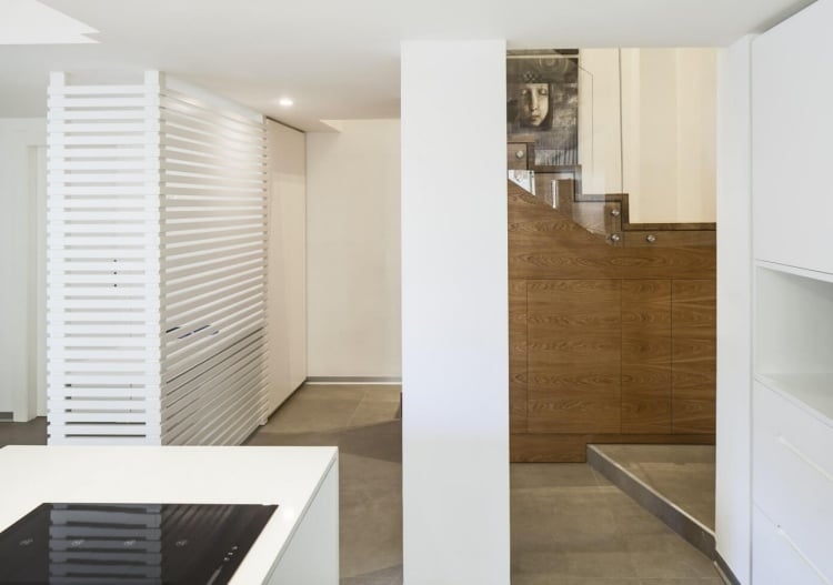 innere-treppe-holz-glas-minimalistisches-design-loft-wohnung