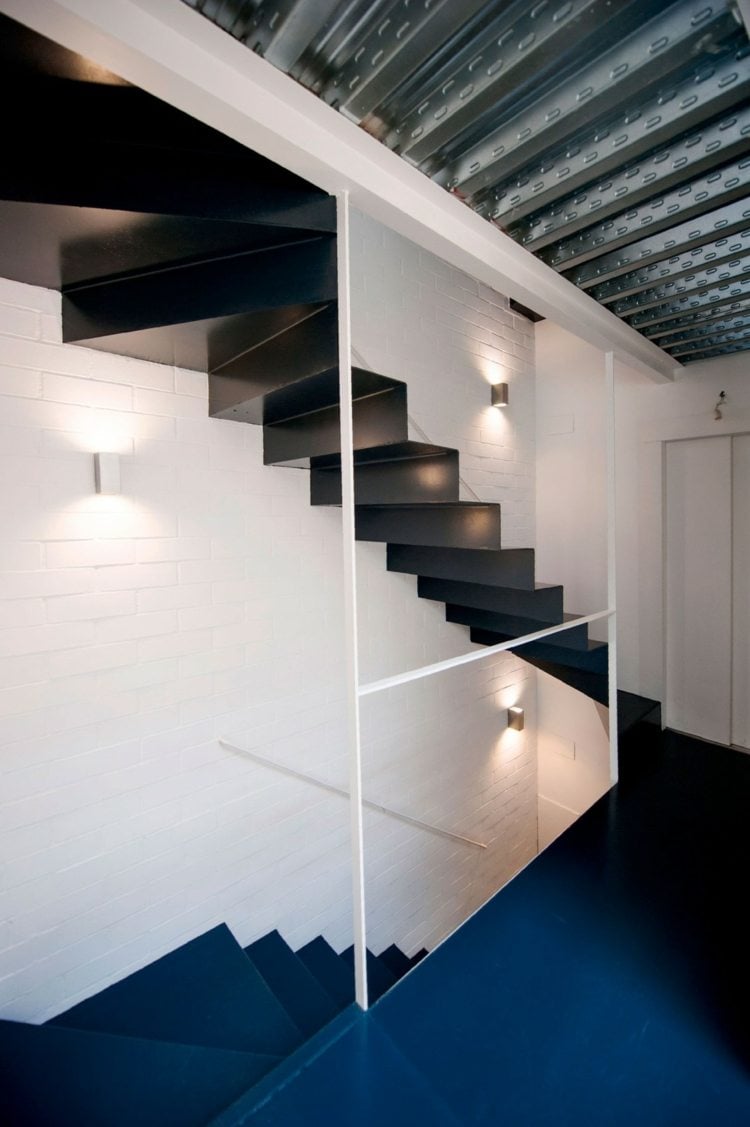 interieur rustikalen akzenten treppe modern blau schwarz weiss gelaender