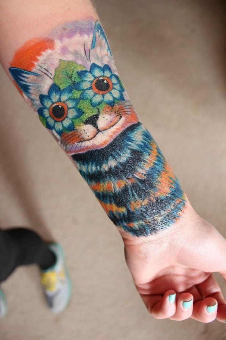 katzen-tattoo-ideen-bunt-unterarm-abstrakt-blumenaugen