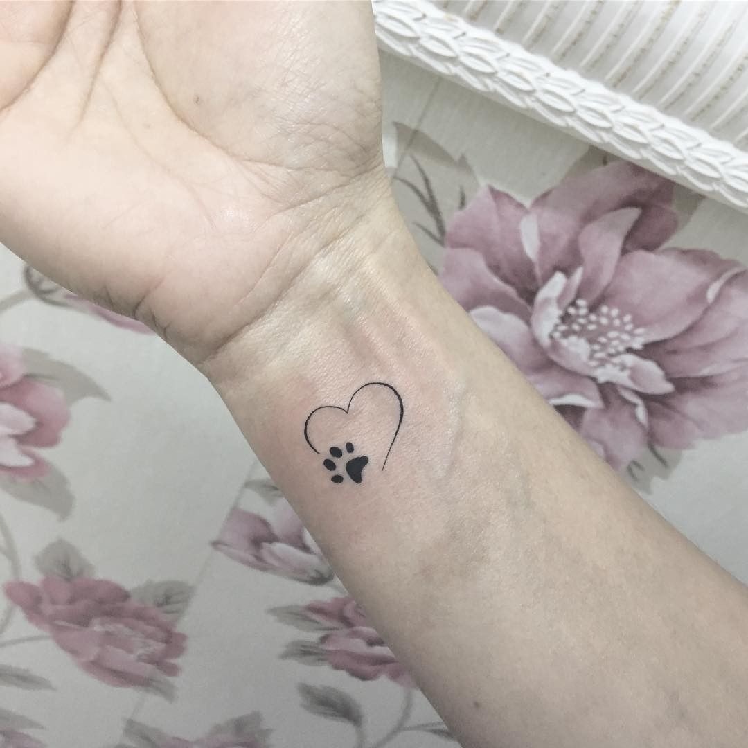 katzenpfote tattoo klein mit herz am handgelenk