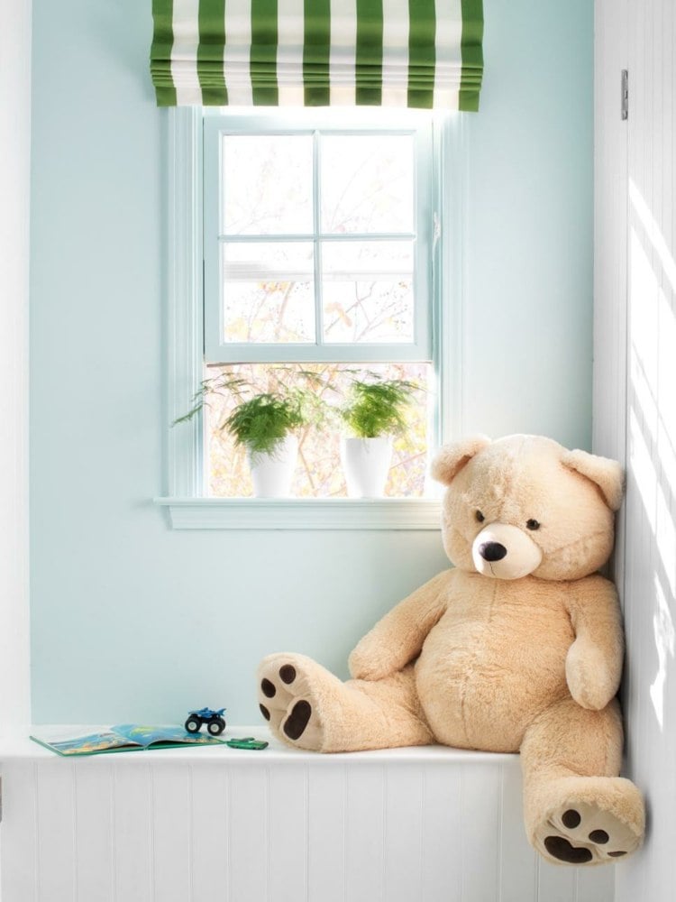 kinderzimmer dach gestalten leseecke sitzbank weiss babyblau wandfarbe teddybaer