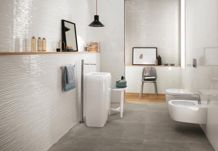 kreative-wandgestaltung-3d-keramikfliesen-badezimmer-weiss-modern-minimalistisch