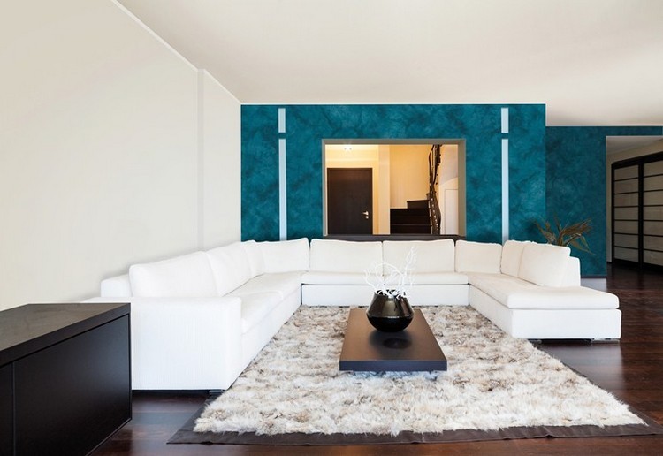 kreative-wohnideen-wandgestaltung-farbe-metalleffekt-petrolblau-weisses-sofa-KLONDIKE-VALPAINT