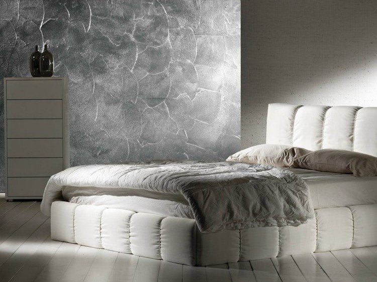kreative wohnideen wandgestaltung-schlafzimmer-grau-metalleffekt-putz-RILIEVO-Colorificio-San-Marco