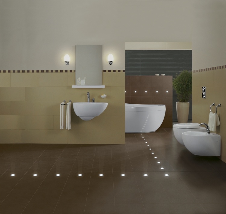 led-fliesen-indirekte-beleuchtung-badezimmer-braun-ocker-farbe-waschbecken-bidet-klo-badewanne