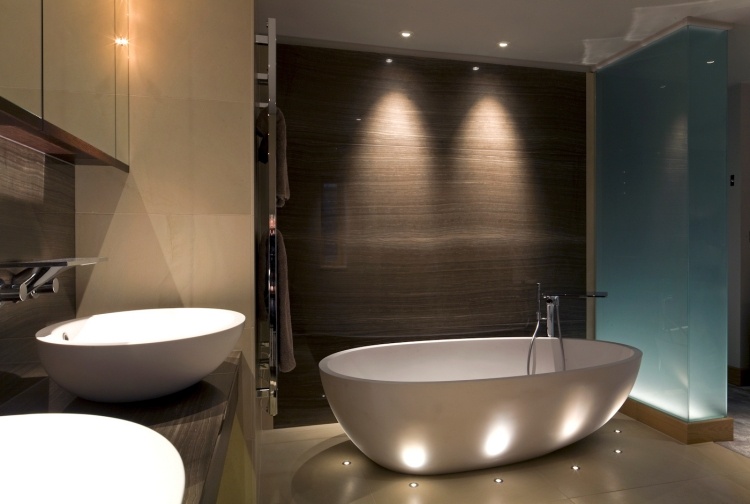 led-fliesen-indirekte-beleuchtung-badezimmer-freistehende-badewanne-spots-licht