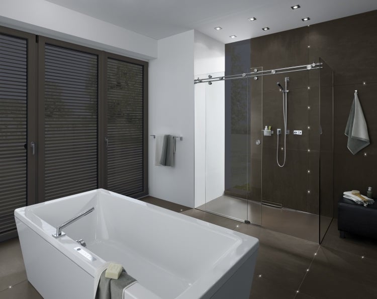 LED in Fliesen -indirekte-beleuchtung-badezimmer-schwarz-weiss-duschkabine-badewanne